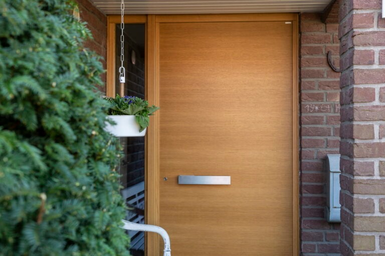 GRAUTHOFF 2 Eingangsbereich eines Hauses mit moderner Holztür,