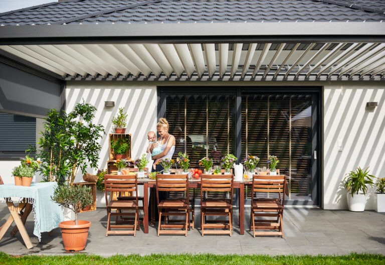 Ariane 4 Gemütliche Terrasse mit moderner Pergola – Wohnen im Grünen